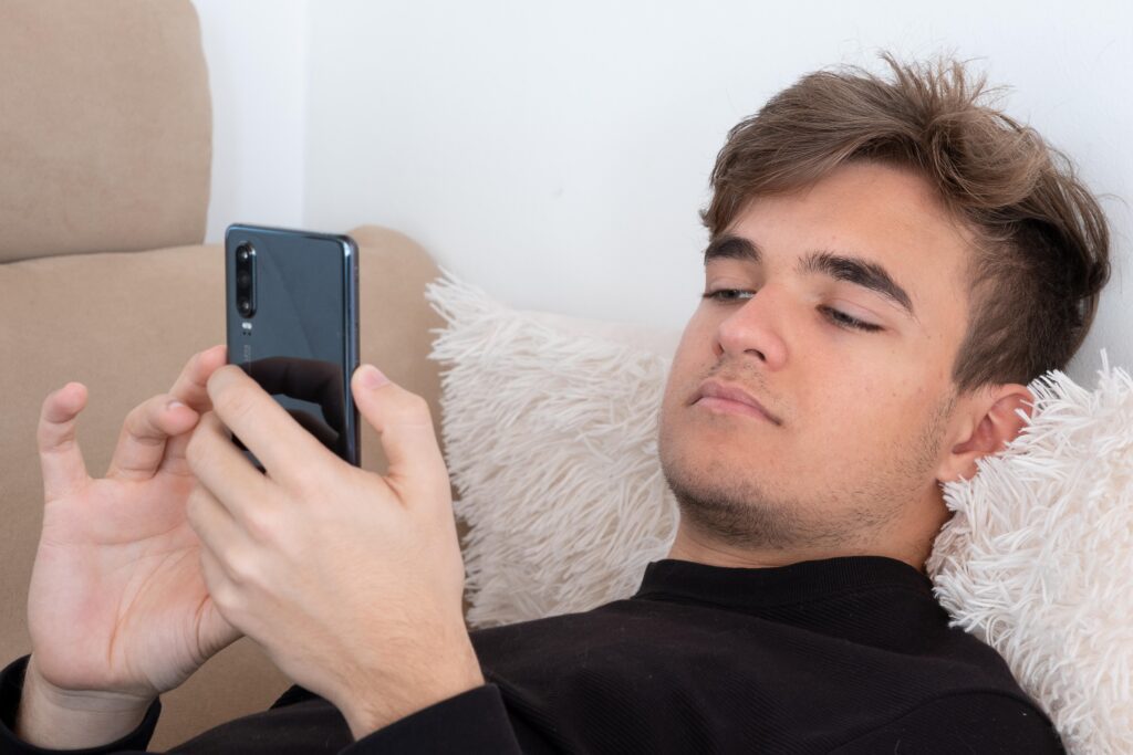 Szakadék vagy híd? – Generációs konfliktusok a digitális korban alexandra koch teenager 7010923